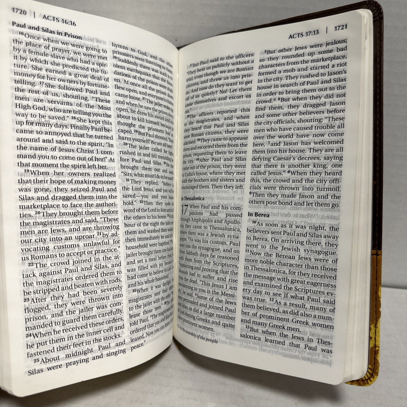 2011 NIV New International Version Pew Bible Large Print Zondervan Yellow Brown