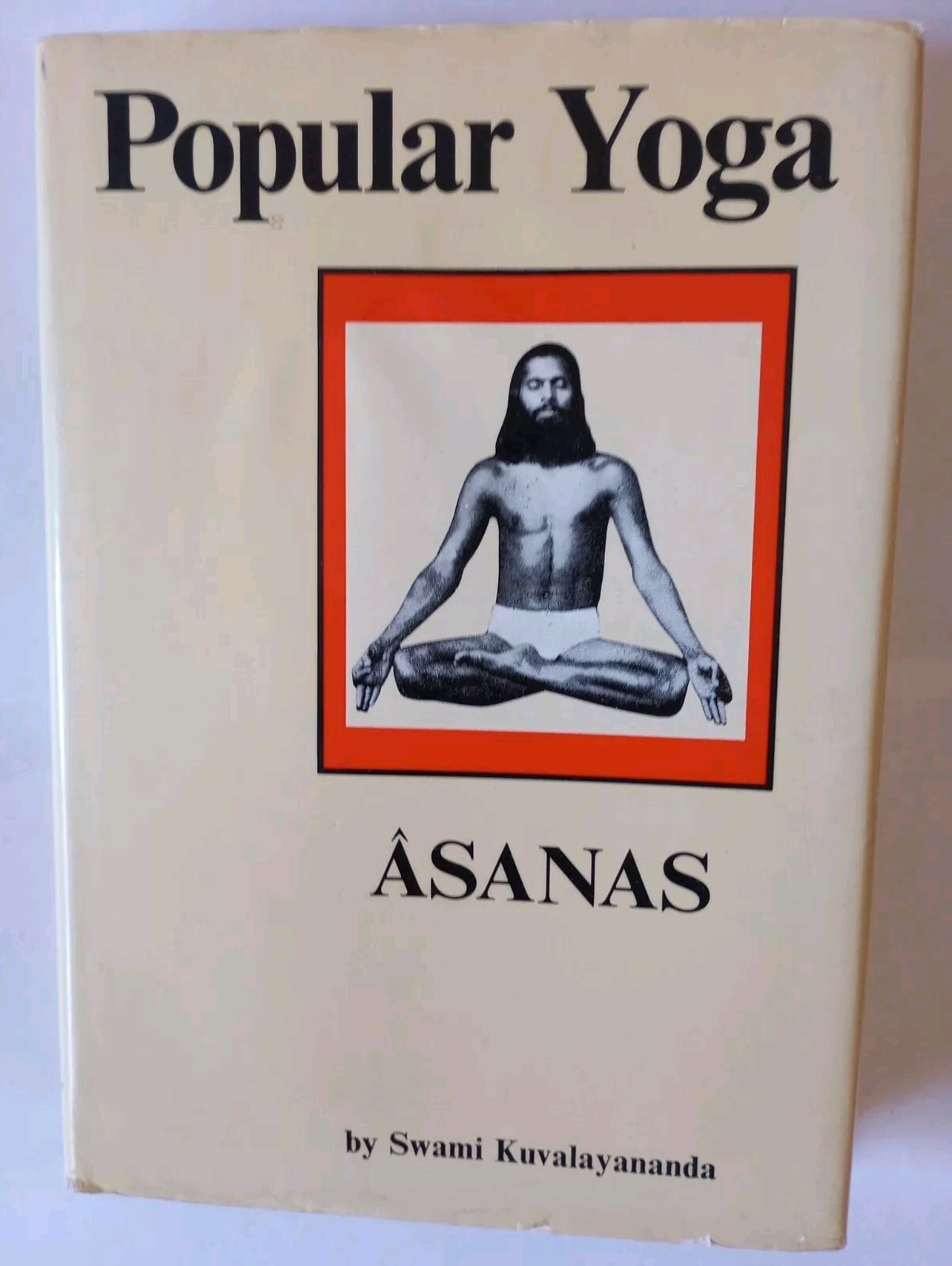 Popular Yoga Asanas by Swami Kuvalayananda (Hardcover)
