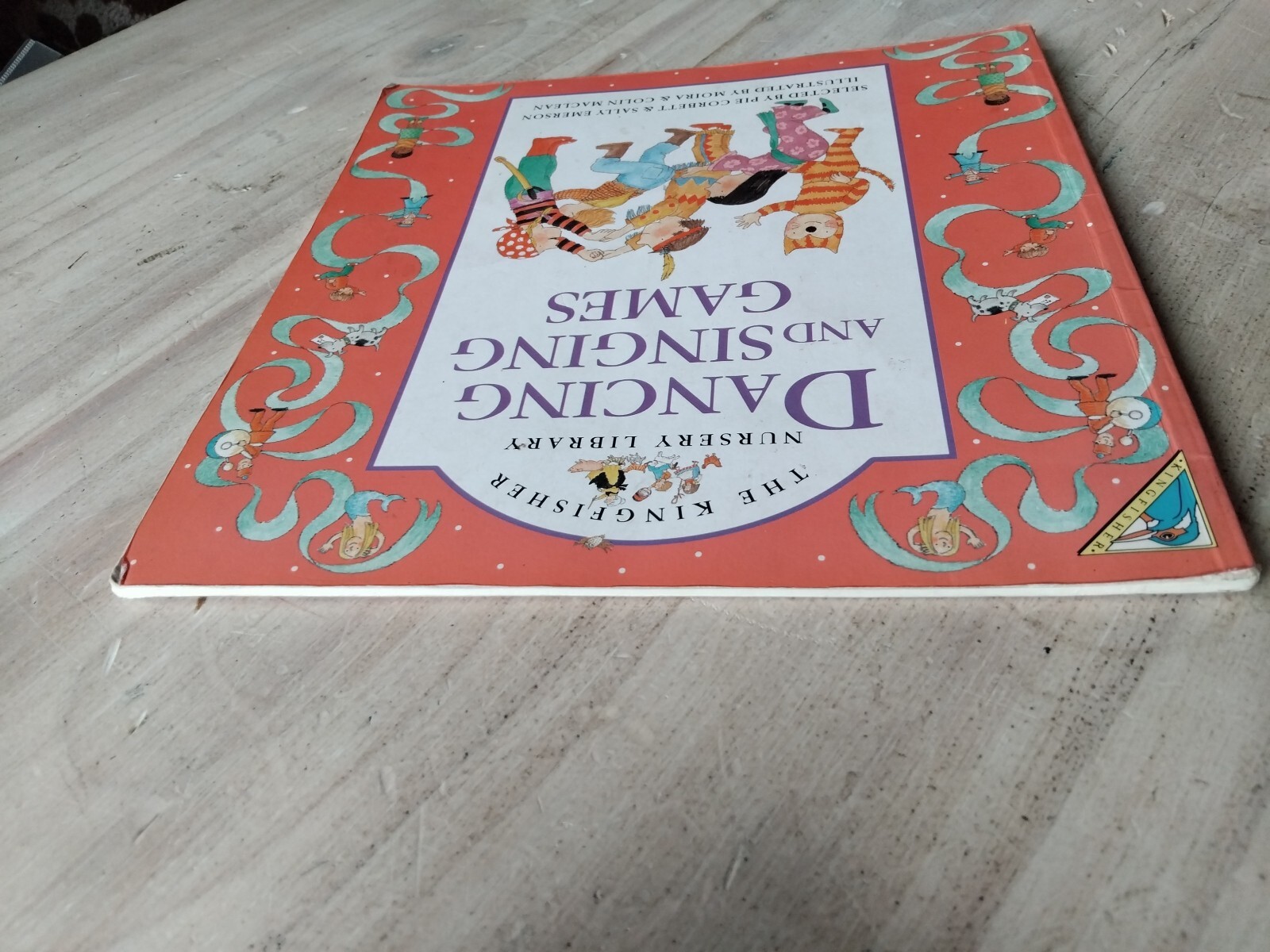 DANCING AND SINGING GAMES BOOK (PIE CORBETT & SALLY EMERSON) 22CM X 22CM