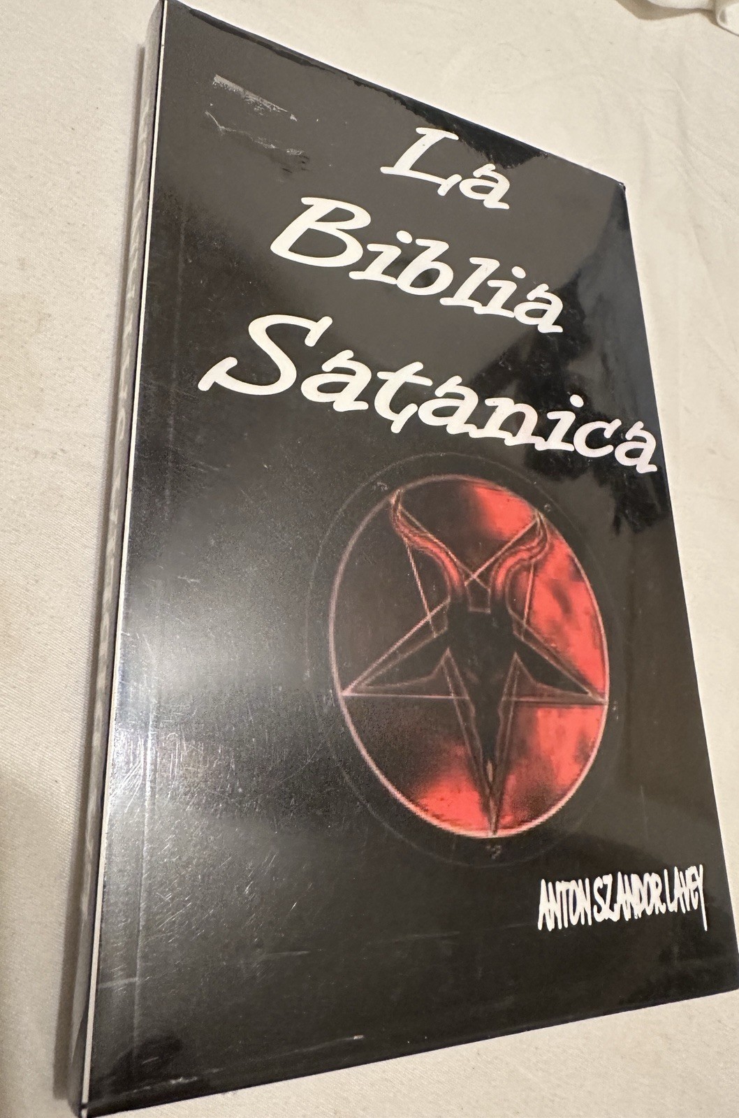 BIBLIA SATANICA, LA By Anton Szandor Lavey **BRAND NEW**