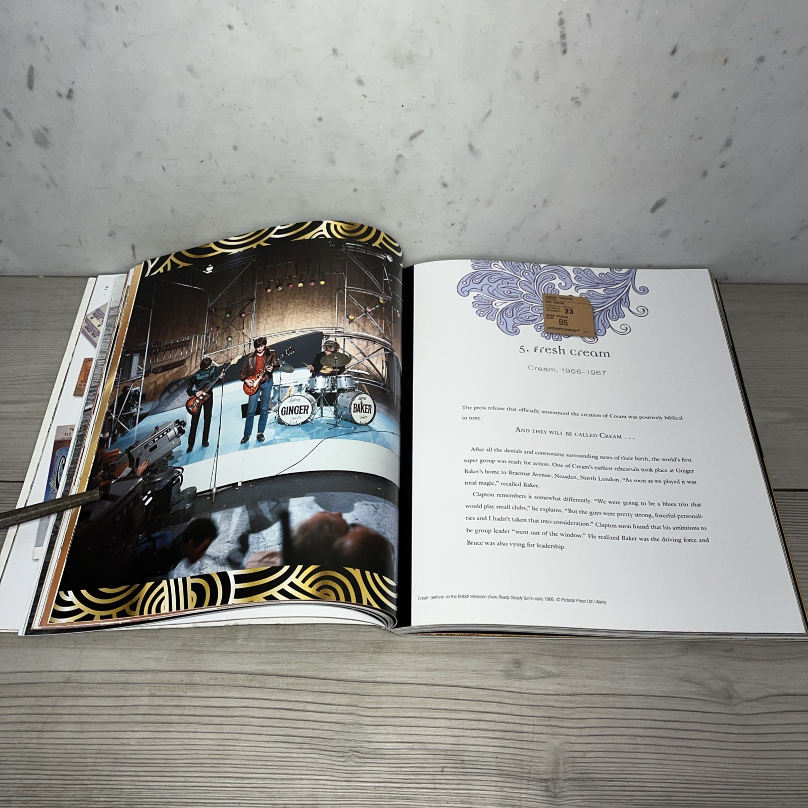 The Ultimate Illustrated History Clapton! By Chris Welch, 2011