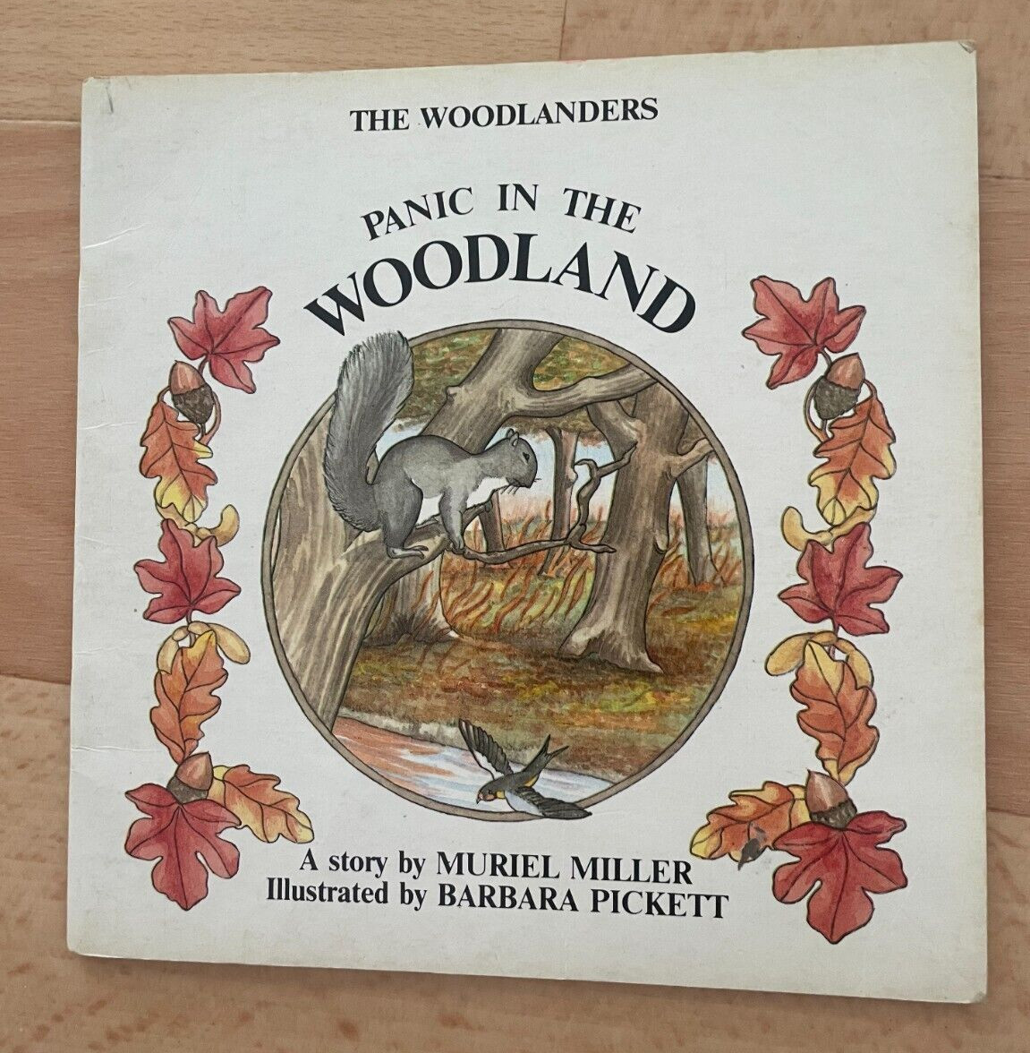 MURIEL MILLER. THE WOODLANDERS. PANIC IN THE WOODLAND. 17 BY 17 CM. 0906791472