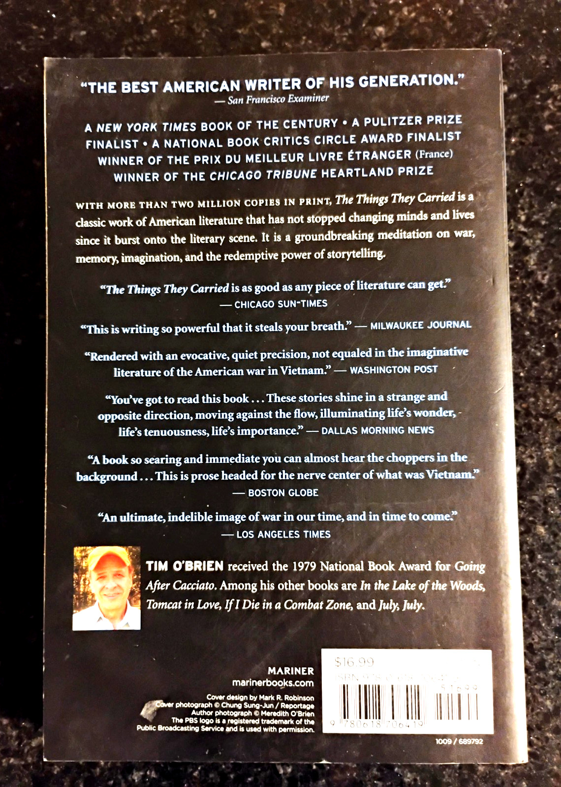 THE THINGS THEY CARRIED by TIM O’BRIEN – SIGNED! – PAPERBACK EDITION