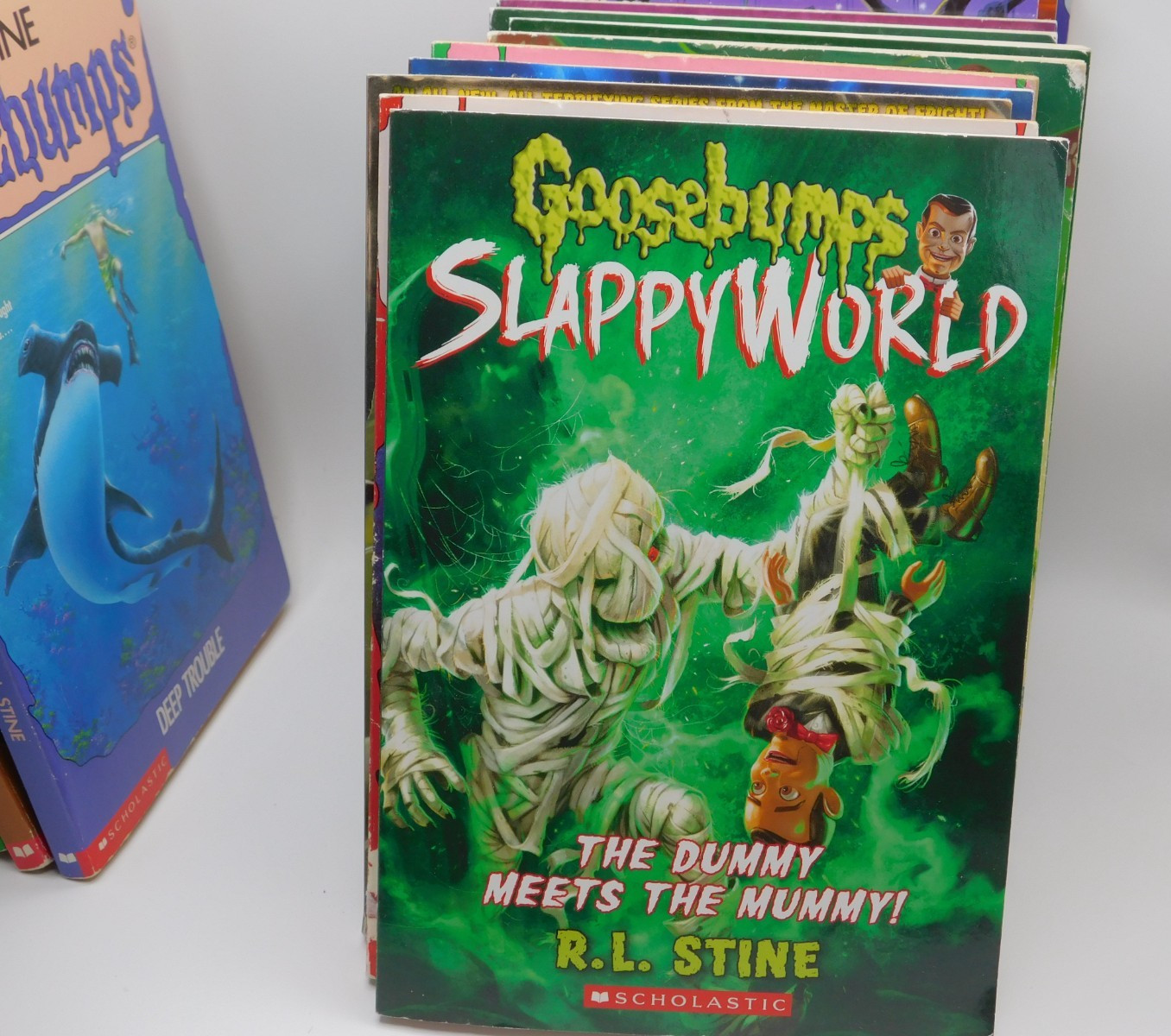 RL STINE LOT (16) Goosebumps Fear Street Just Beyond Graphic Novels (EF946)