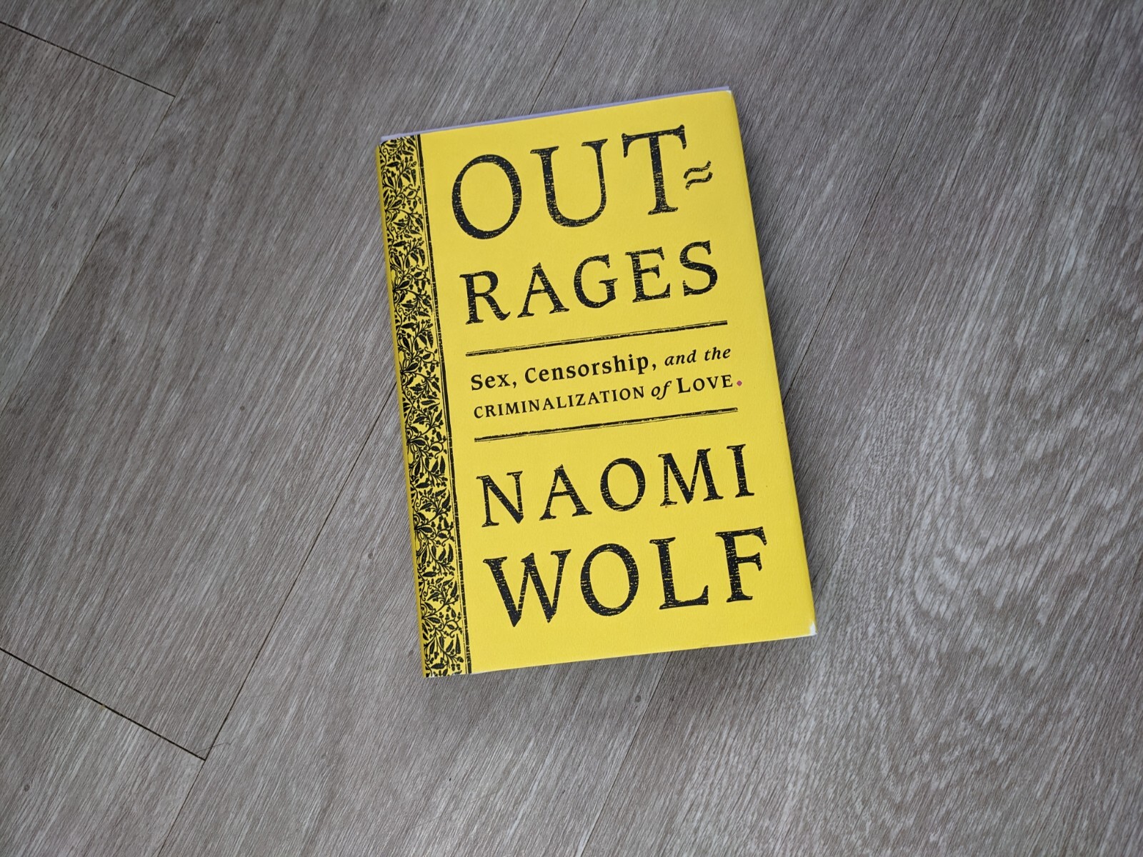 Outrages : Sex, Censorship and the Criminalisation of Love by Naomi Wolf (2050,