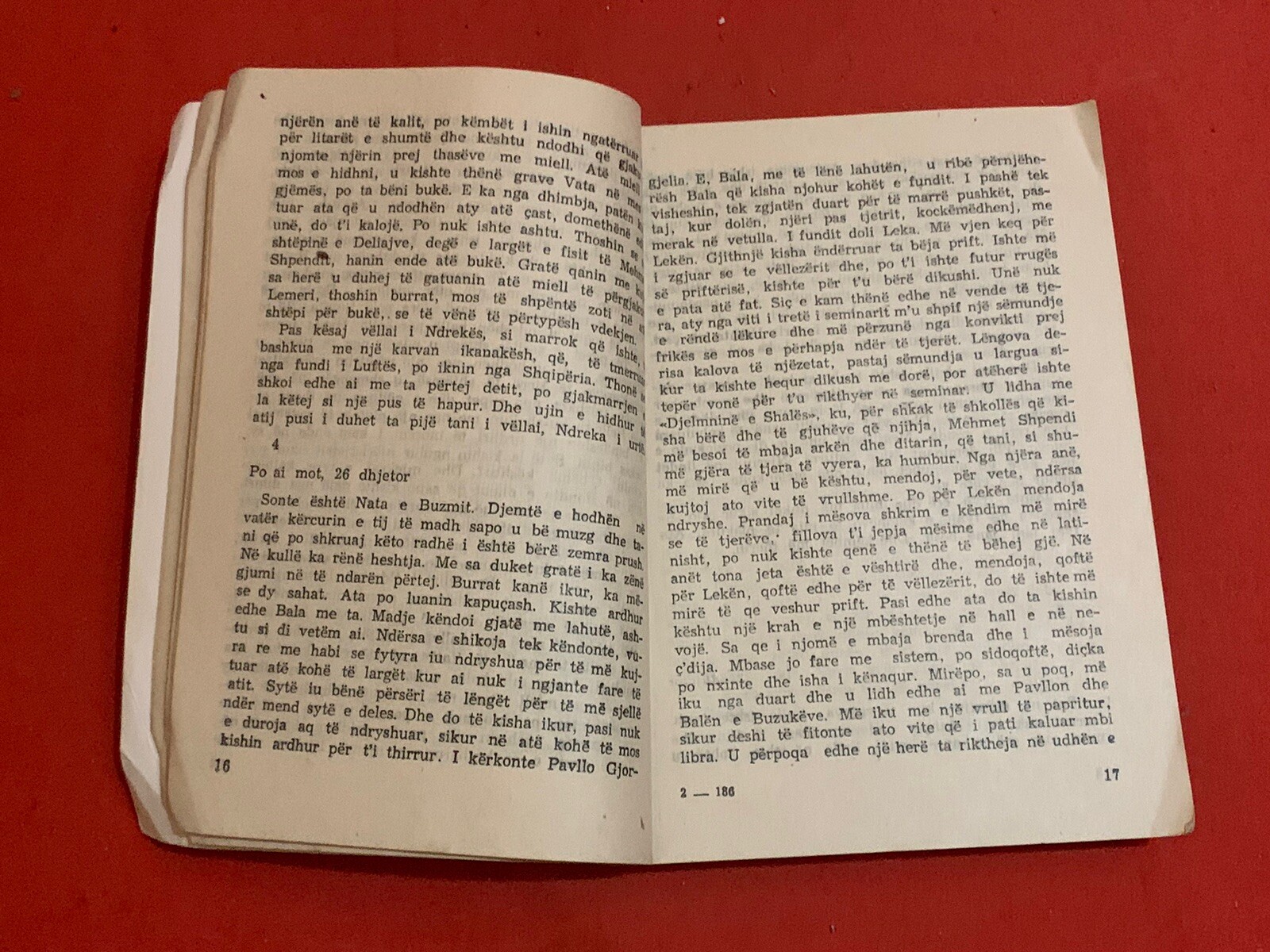 OLD ALBANIAN BOOK-NOVELE-DY KRONIKA PER NJE VRASJE-AGIM ISAKU-1991-283 pages