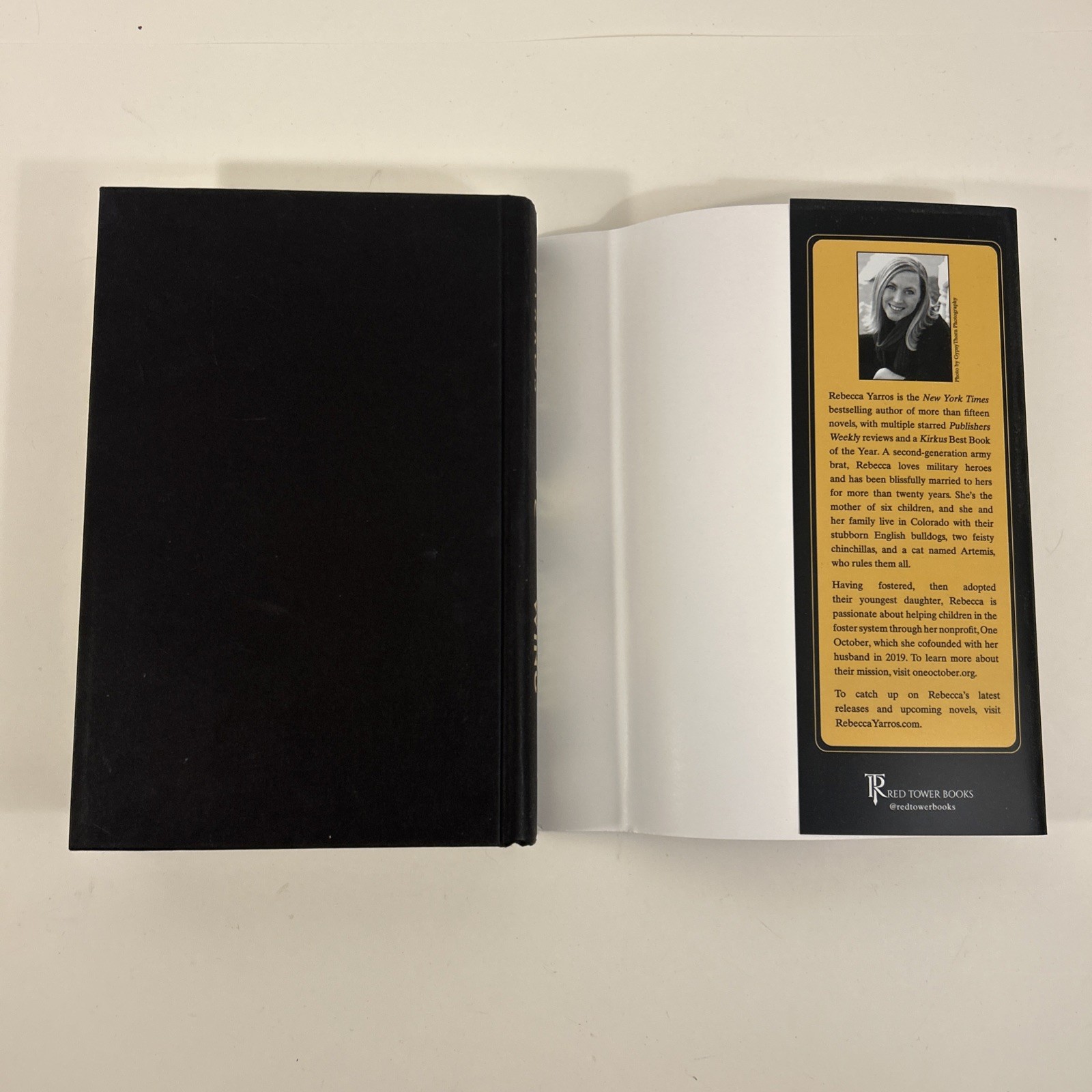Fourth Wing – Hardcover By Yarros, Rebecca – VG