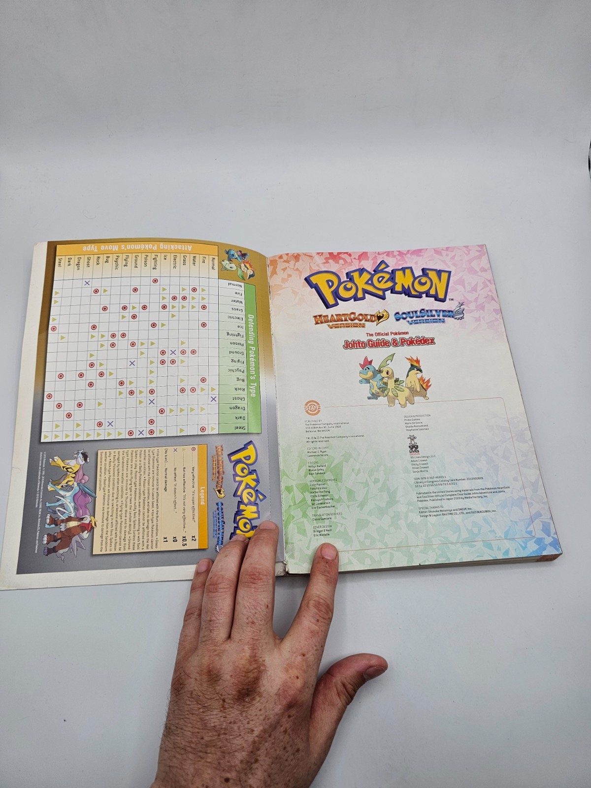 Pokemon HeartGold & SoulSilver Strategy Guide (Trade Paperback, 2010) w/Poster