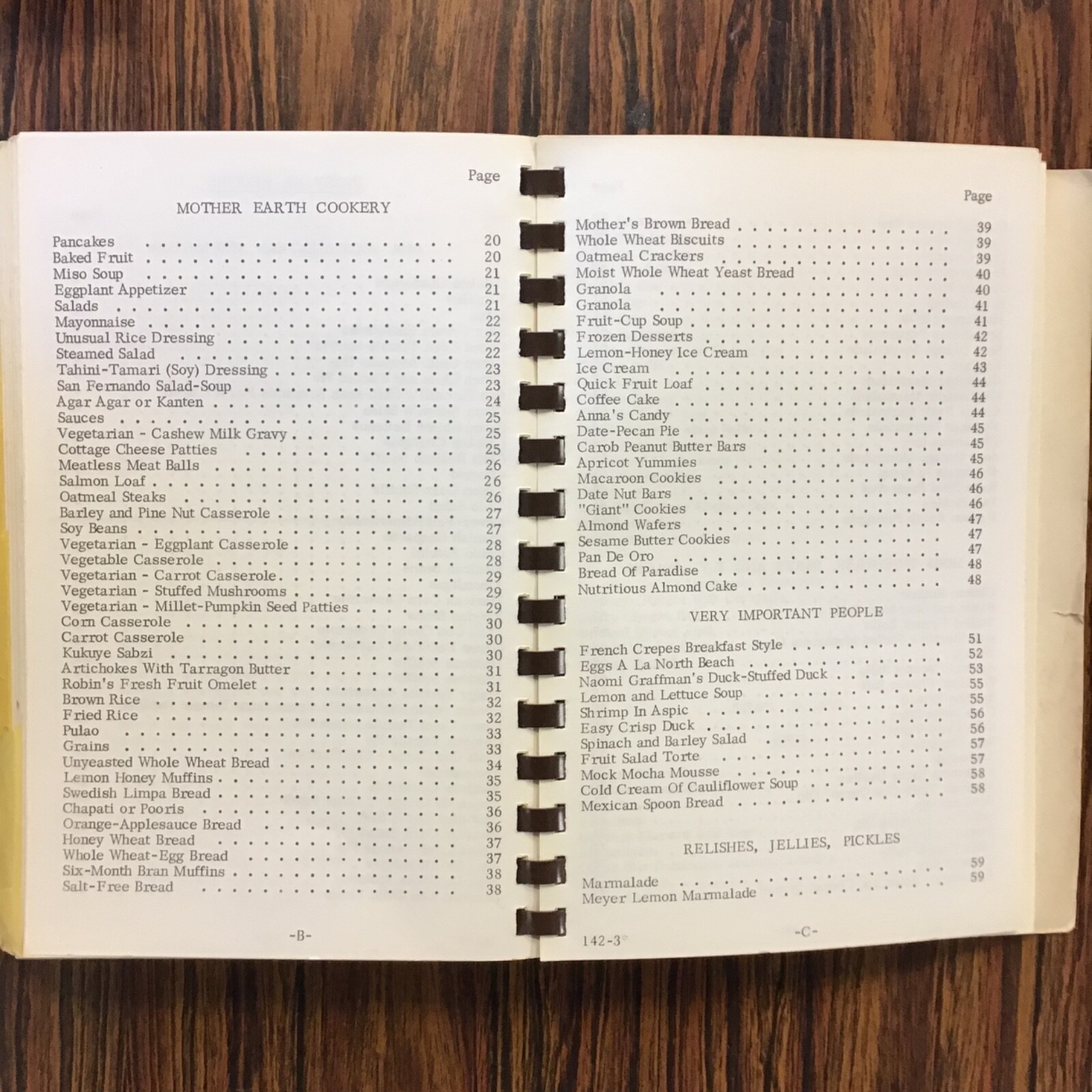 Tucson Arizona Symphony Women Association 1973 Cookbook. SEE index photos