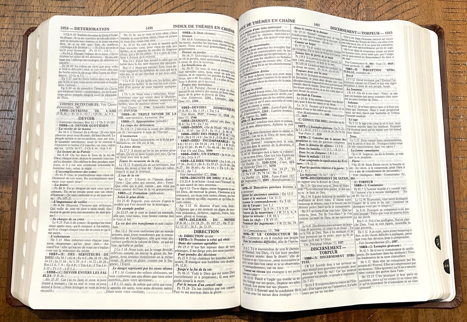 French Thompson Chain Ref. Bible, 1979 La Colombe, Thumb Idx. Brown Faux Leather