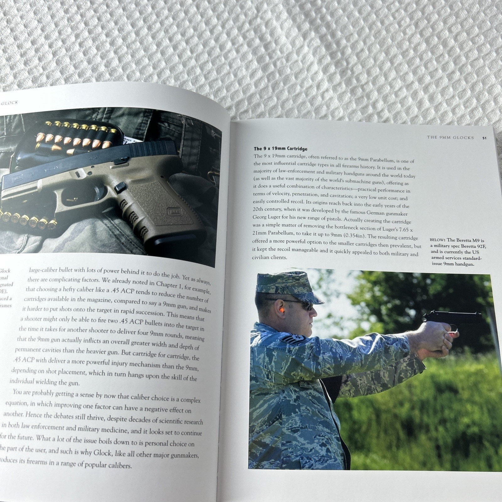 GLOCK: THE WORLD’S HANDGUN (COLLECTOR’S GUIDES) By Chris Mcnab [EN08]