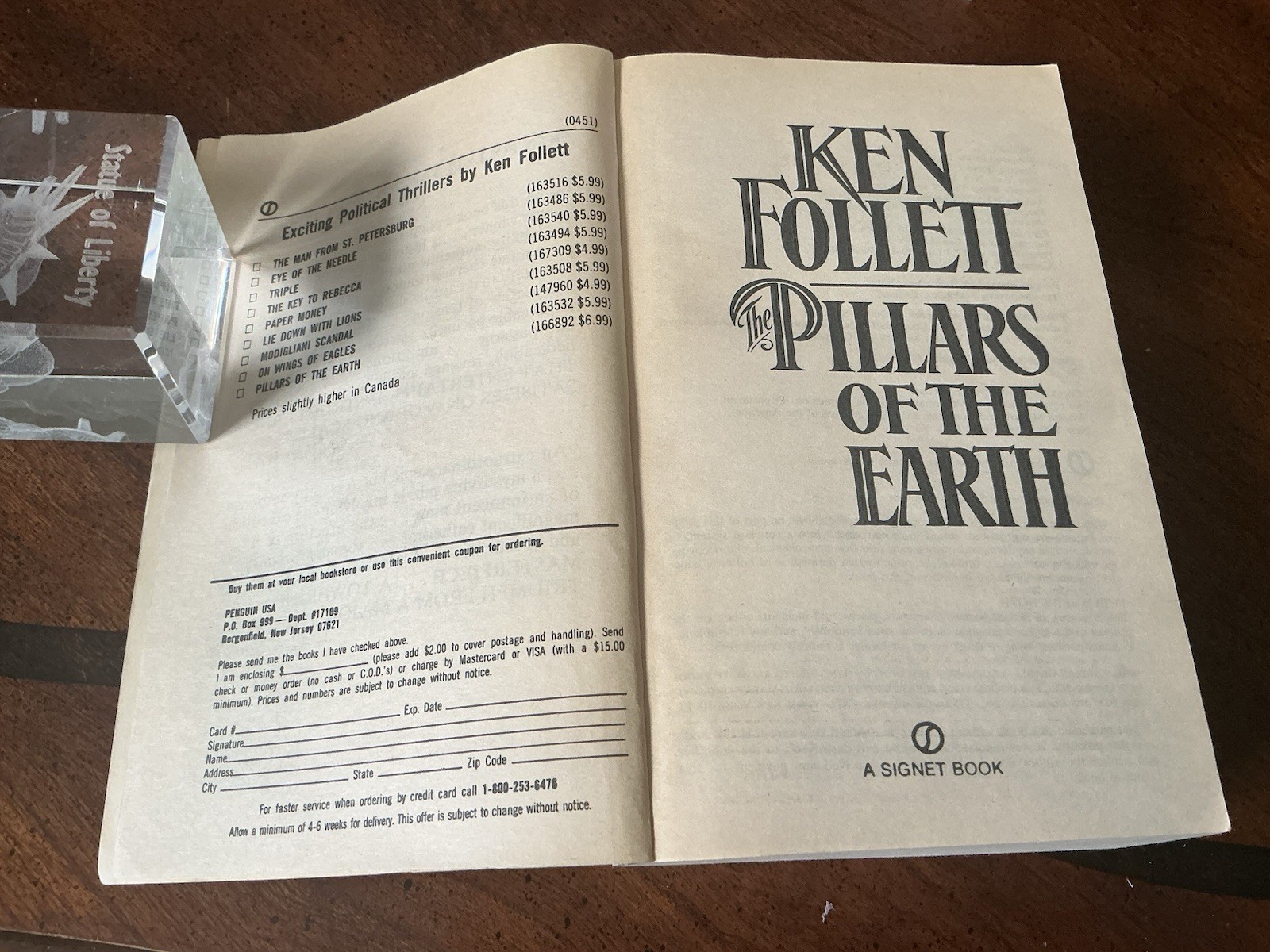 Pillars of the Earth : A Novel by Ken Follett (1990, Mass Market)