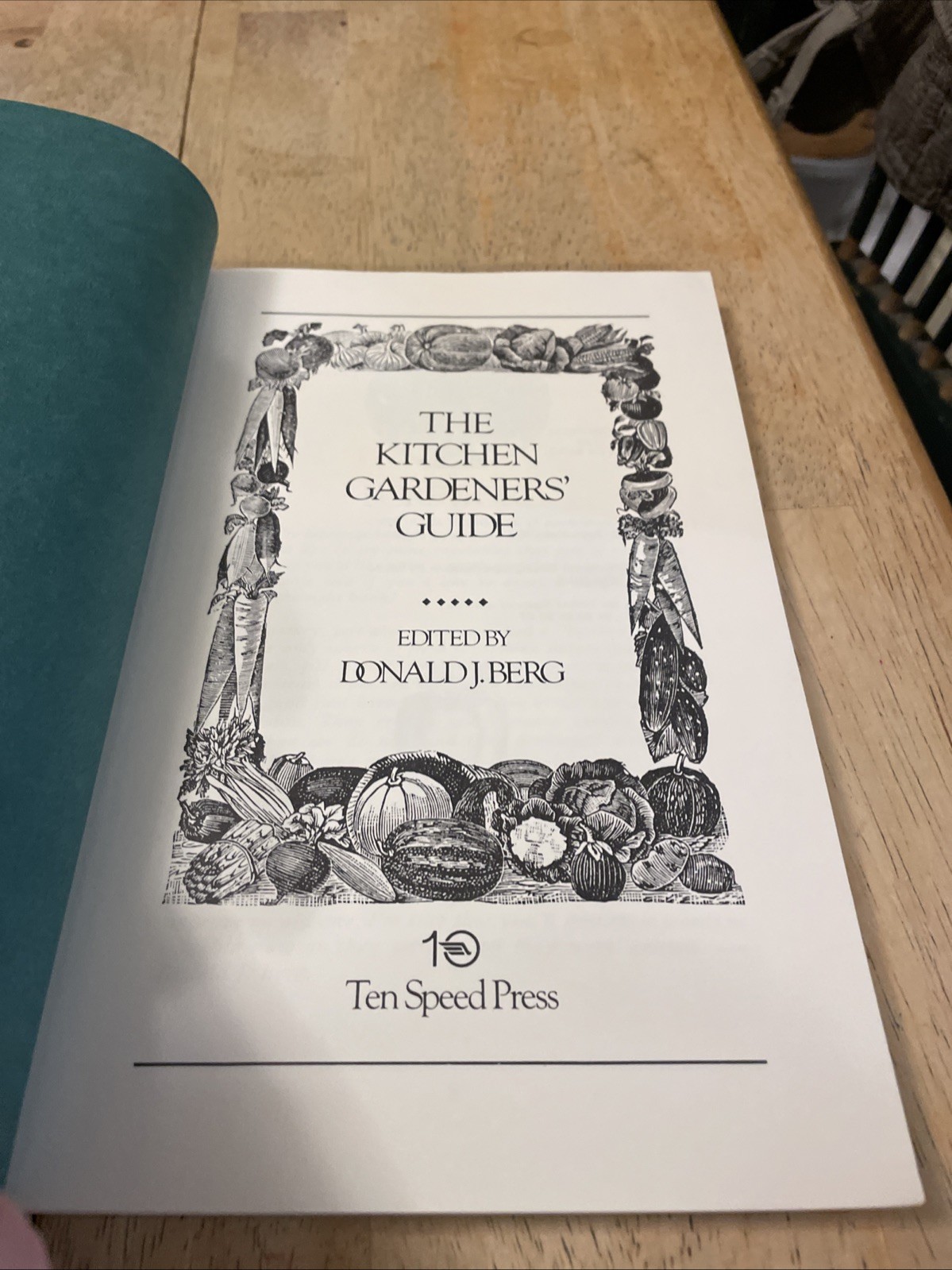 THE KITCHEN GARDENER’S GUIDE Edited by Donald J. Berg PB 1987 Ten Speed Press