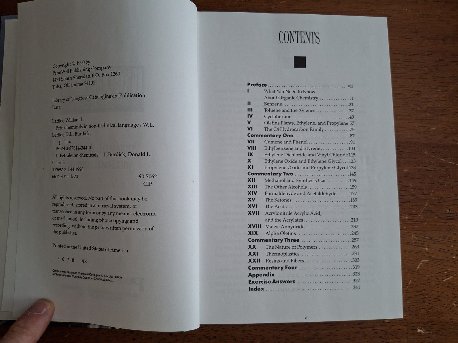 Petrochemicals in Nontechnical Language, Leffler, William L.,Burdick, Donald L.,