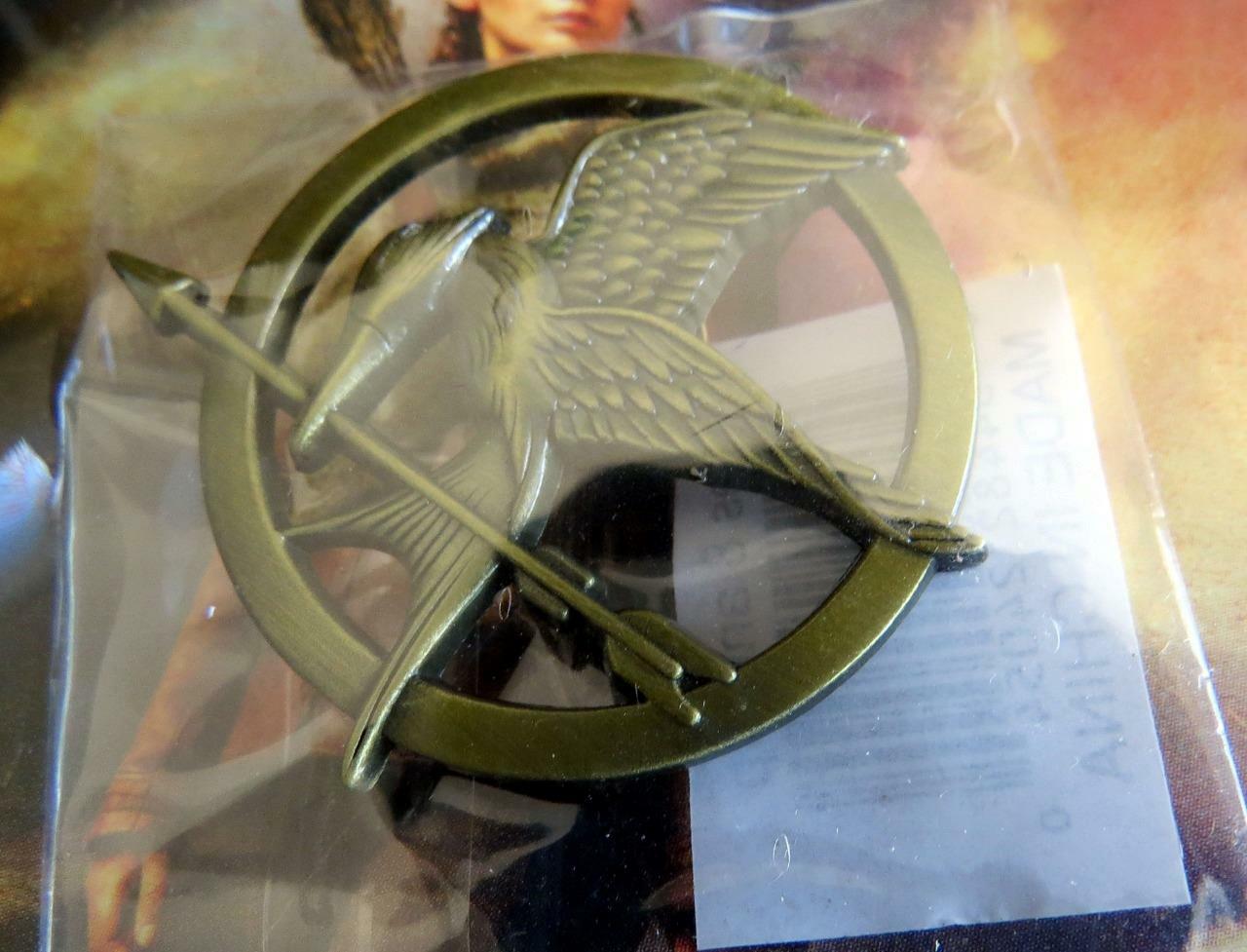 THE HUNGER GAMES CATCHING FIRE BOOK + PIN + POSTER Children’s book Collins New