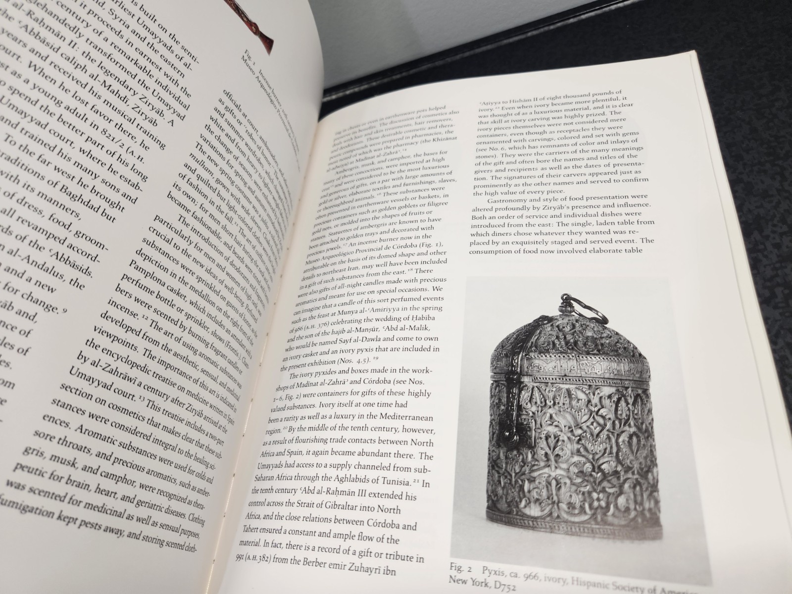 Al-Andalus: The Art of Islamic Spain Paperback Book by Jerrilynn D. Dodds