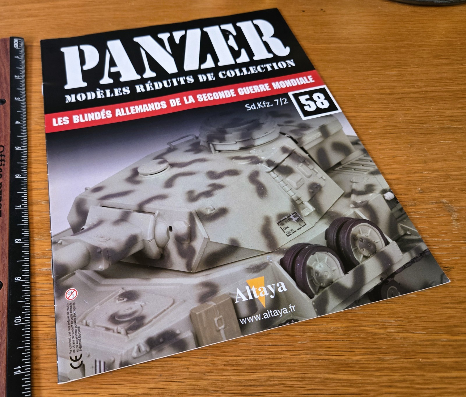 Panzer Collectible Scale Model 58: Sd.Kfz. 7/2 (French Language, 12 Pages)