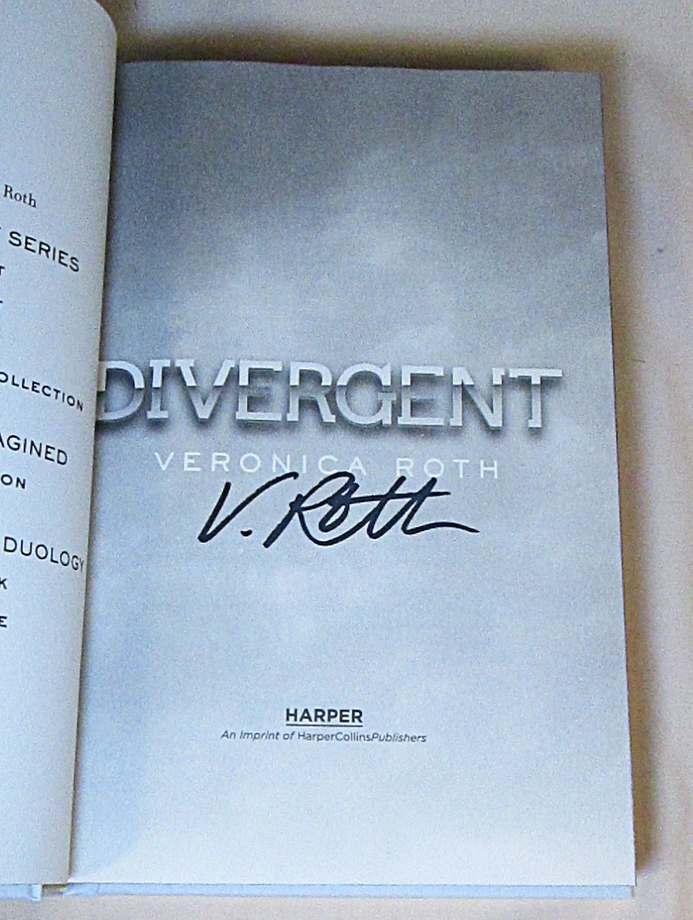 SIGNED Divergent Deluxe Special Edition by Veronica Roth NEW