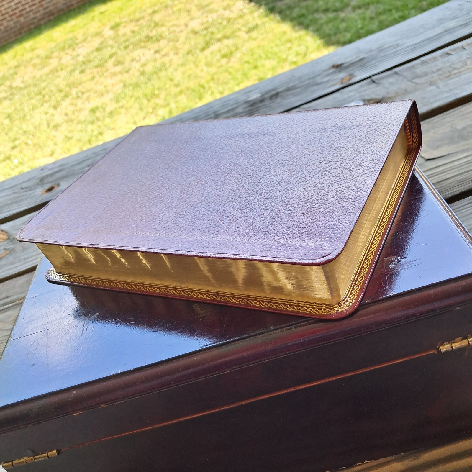 HOLY BIBLE ROYAL SOVEREIGN WORLD KJV BURGANDY GENUINE BONDED LEATHER RED LETTER