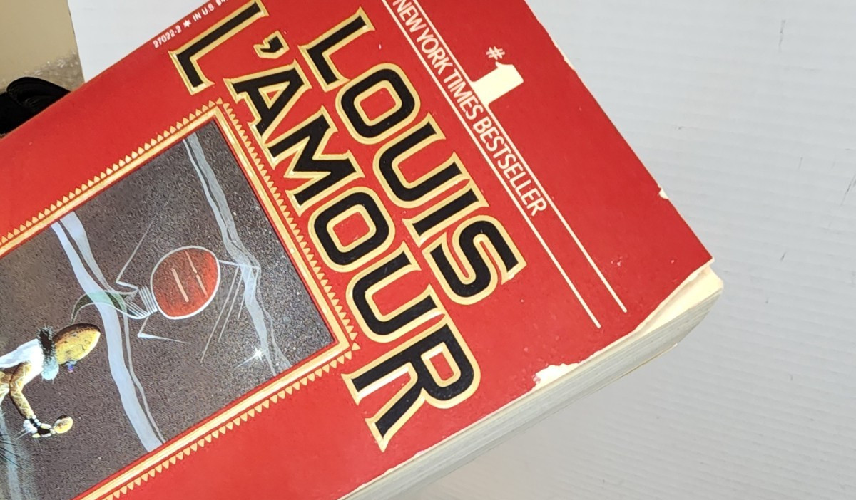 LOUIS L’AMOUR MIXED LOT OF 24 PAPERBACK BOOKS SOME SACKETT BOOKS AND MORE