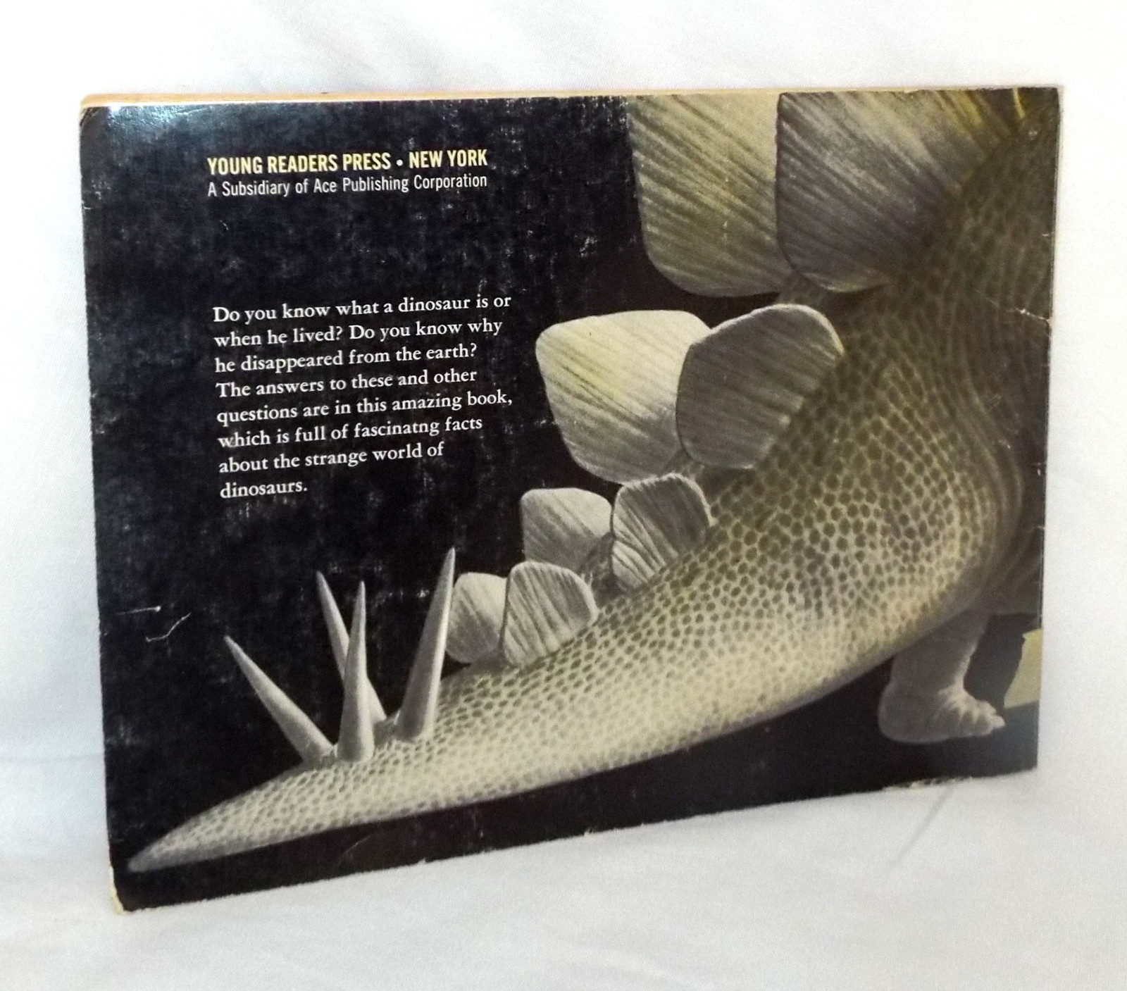 Digging for Dinosaurs by W.E. Swinton 1st Printing September 1969