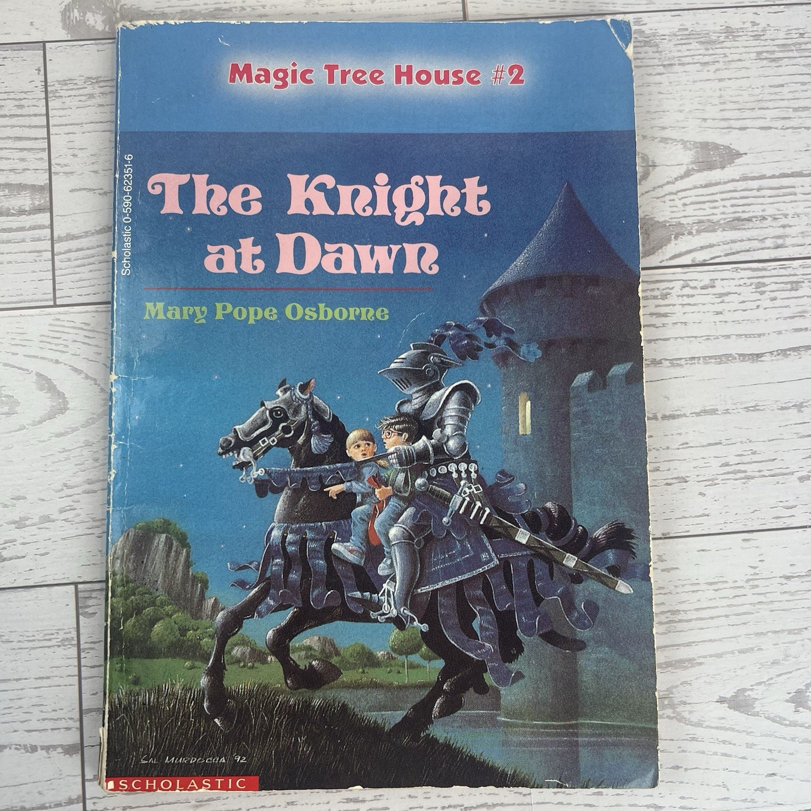 THE KNIGHT AT DAWN (MAGIC TREE HOUSE #2) MARY POPE OSBORNE SCHOLASTIC, INC. D1