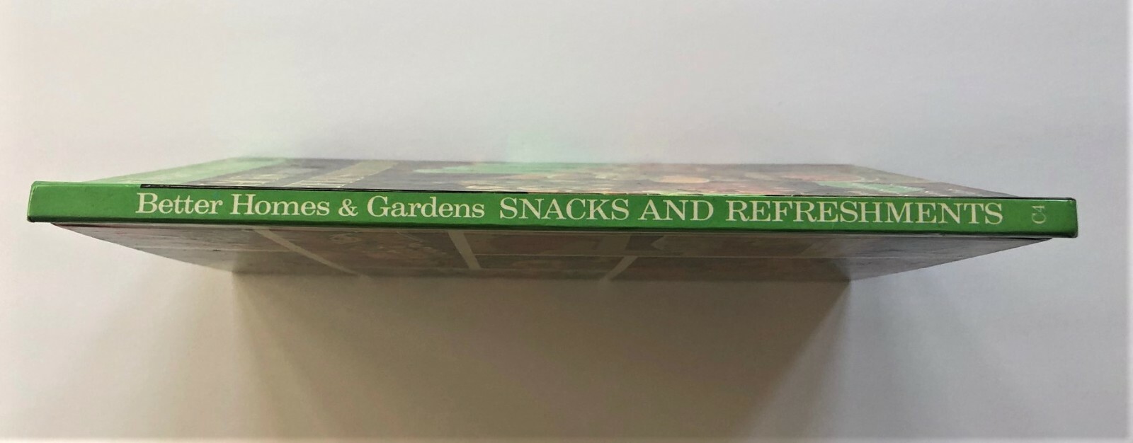 1963 Better Homes & Gardens SNACKS AND REFRESHMENTS Cookbook (61 pages) NICE
