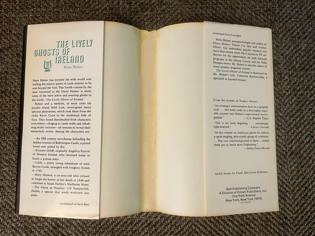 The Lively Ghosts of Ireland – Hans Holzer HC / DJ (1967) VERY GOOD