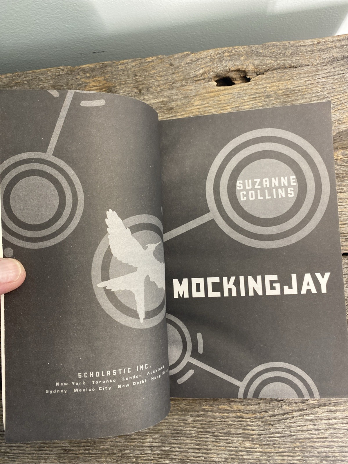 Mockingjay by Suzanne Collins (Trade Paperback)