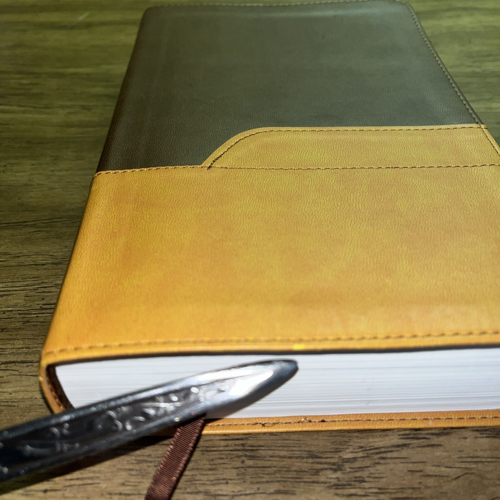 LARGE PRINT Zondervan NIV Church Bible 2011 Italian Duo-Tone Brown / Tan CLEAN