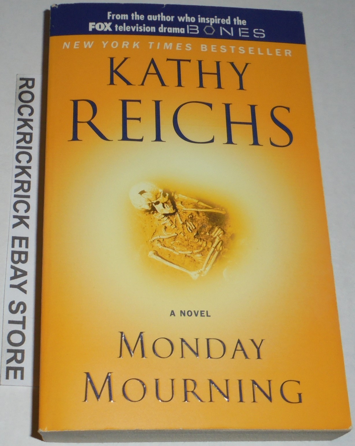 MONDAY MOURNING BOOK BY KATHY REICHS 2005 11CM X 17CM