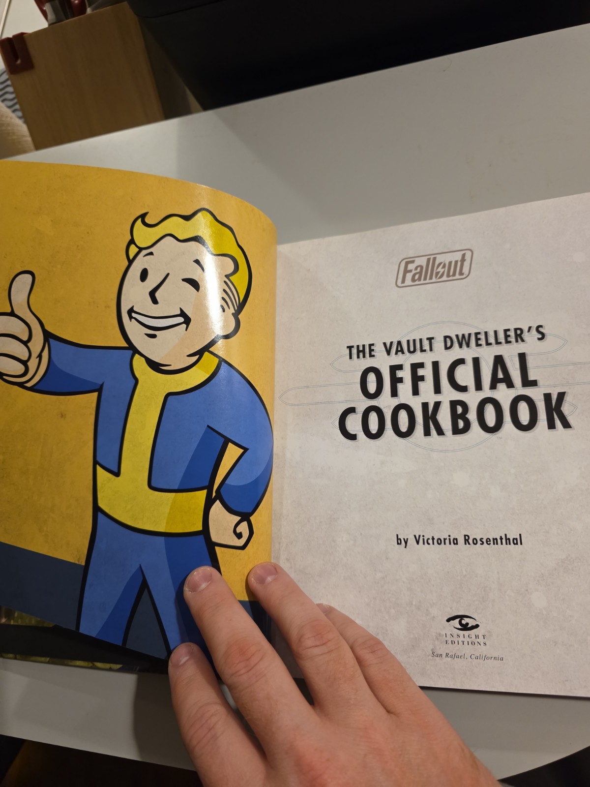 Fallout: the Vault Dweller’s Official Cookbook by Victoria Rosenthal (2018,…