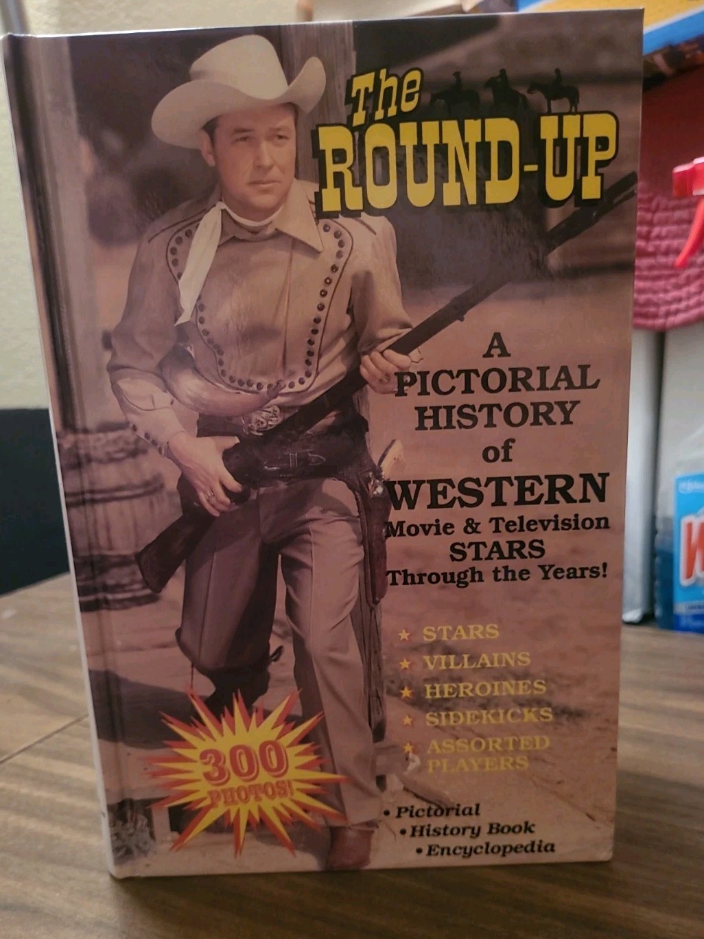 Round-Up : A Pictorial History of Western Movie and Television Stars Through…