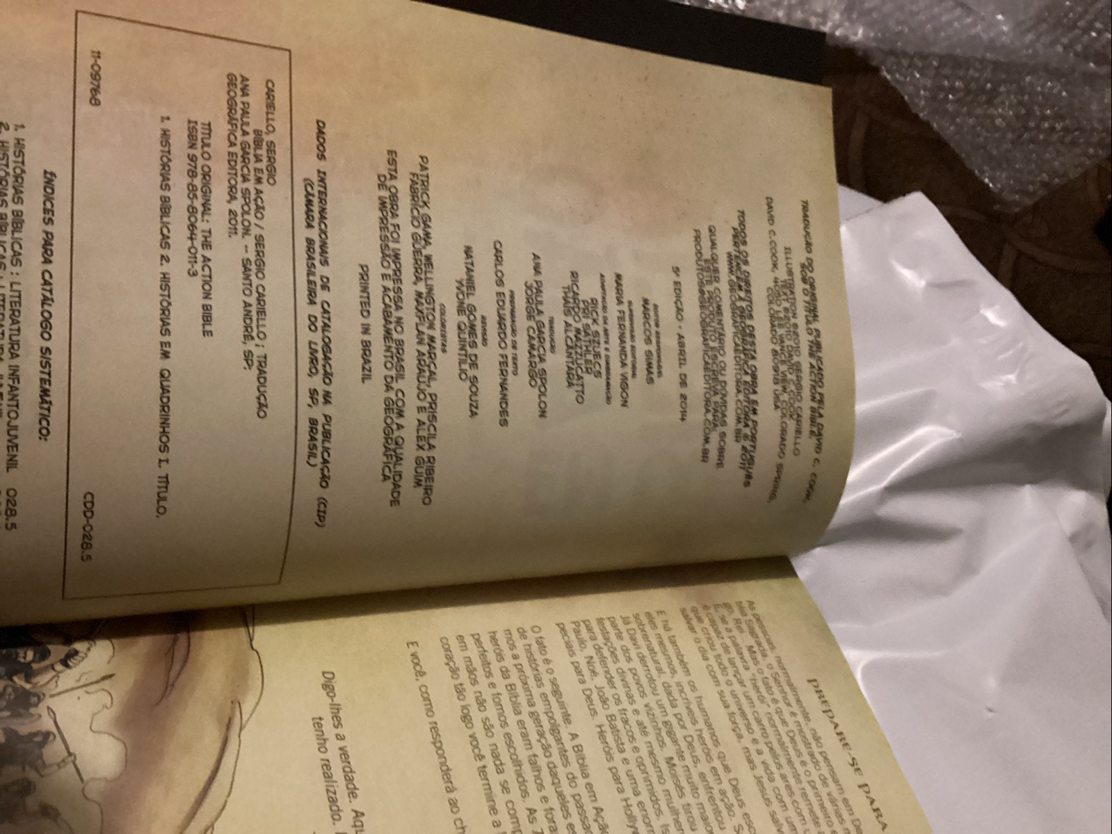 Biblia em Acao: A Historia da Salvacao do Mundo – Geográfica (Hardcover) 2014