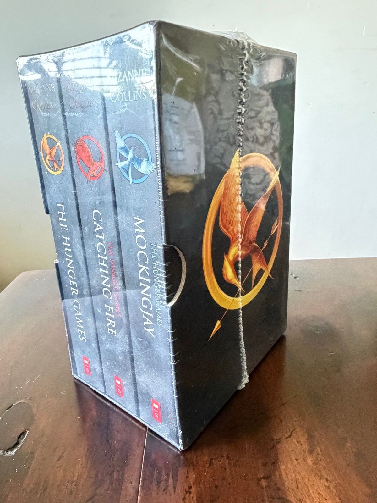 The Hunger Games Trilogy By Suzanne Collins – 3 Book Set with Case *New Sealed*