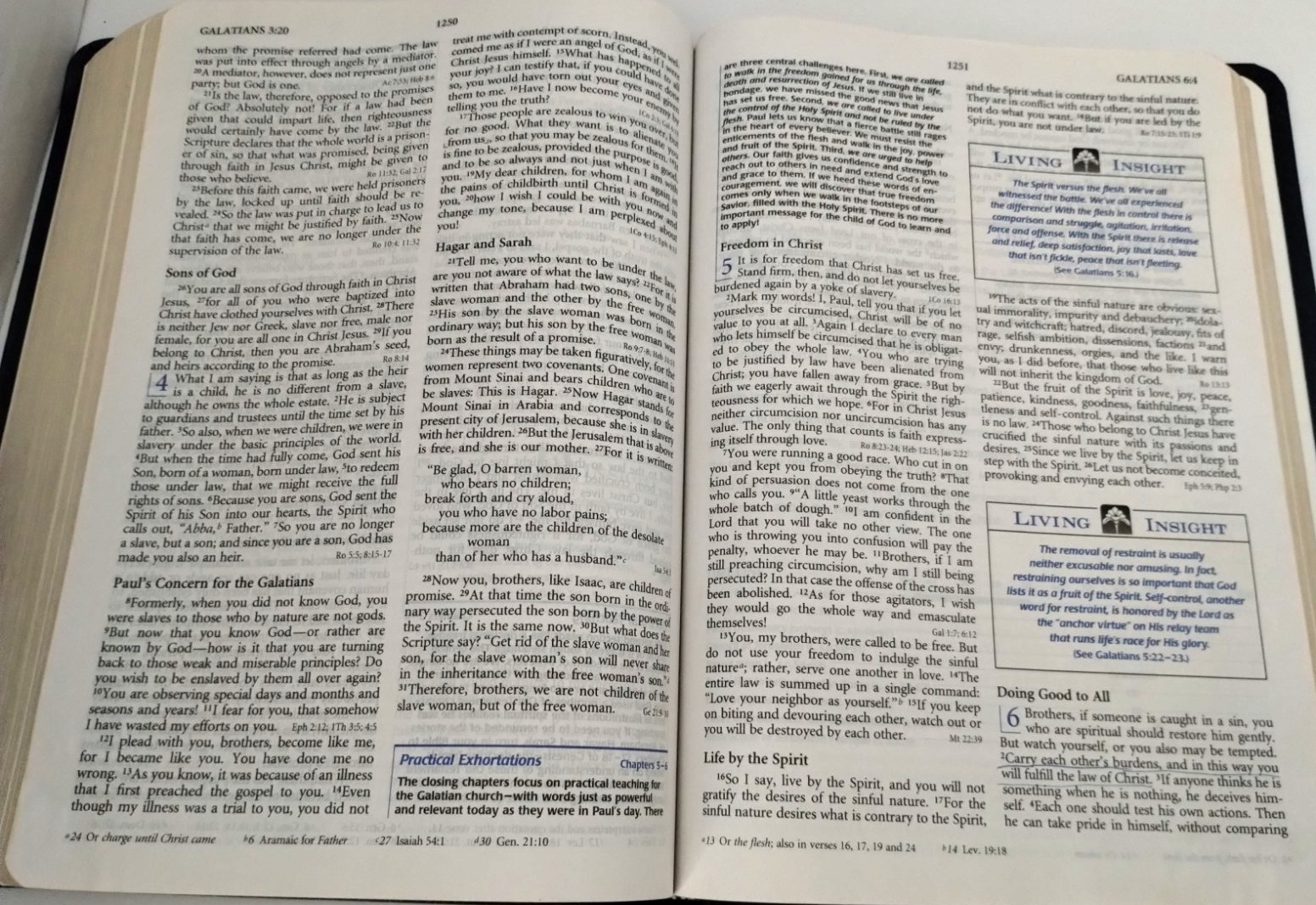 The Living Insights Study Bible NIV Zondervan Bonded Leather 1996 Swindoll Navy
