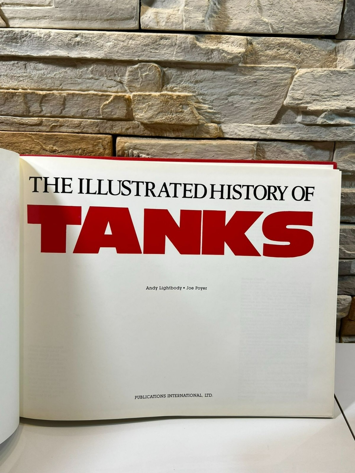 The Illustrated History of Tanks by Andy Lightbody and Joe Poyer 1989 HCDJ