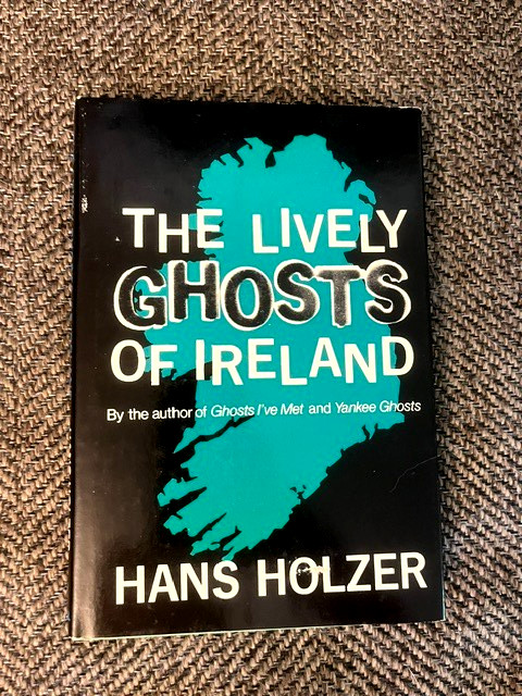 The Lively Ghosts of Ireland – Hans Holzer HC / DJ (1967) VERY GOOD