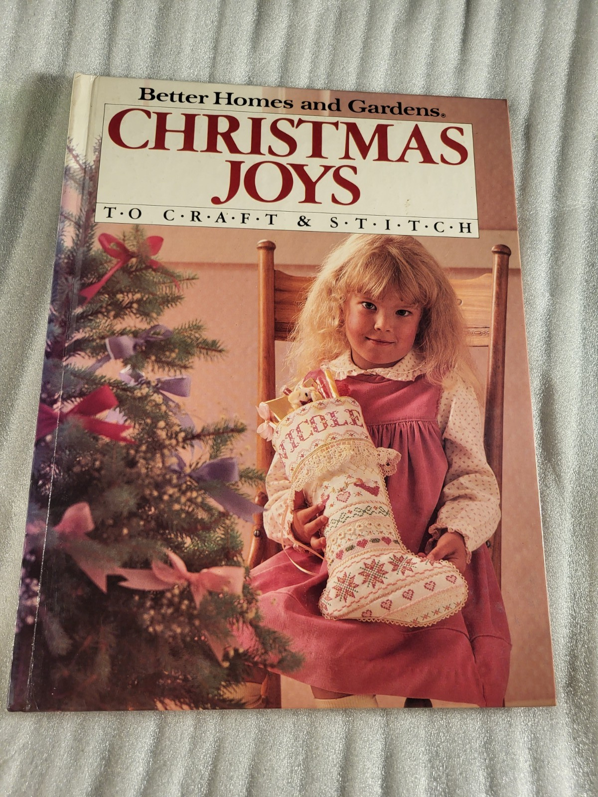 Better Homes and Gardens Christmas Joys to Craft and Stitch by Meredith Corp