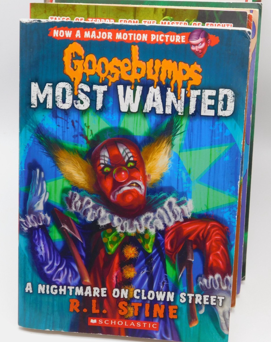 RL STINE LOT (16) Goosebumps Fear Street Just Beyond Graphic Novels (EF946)