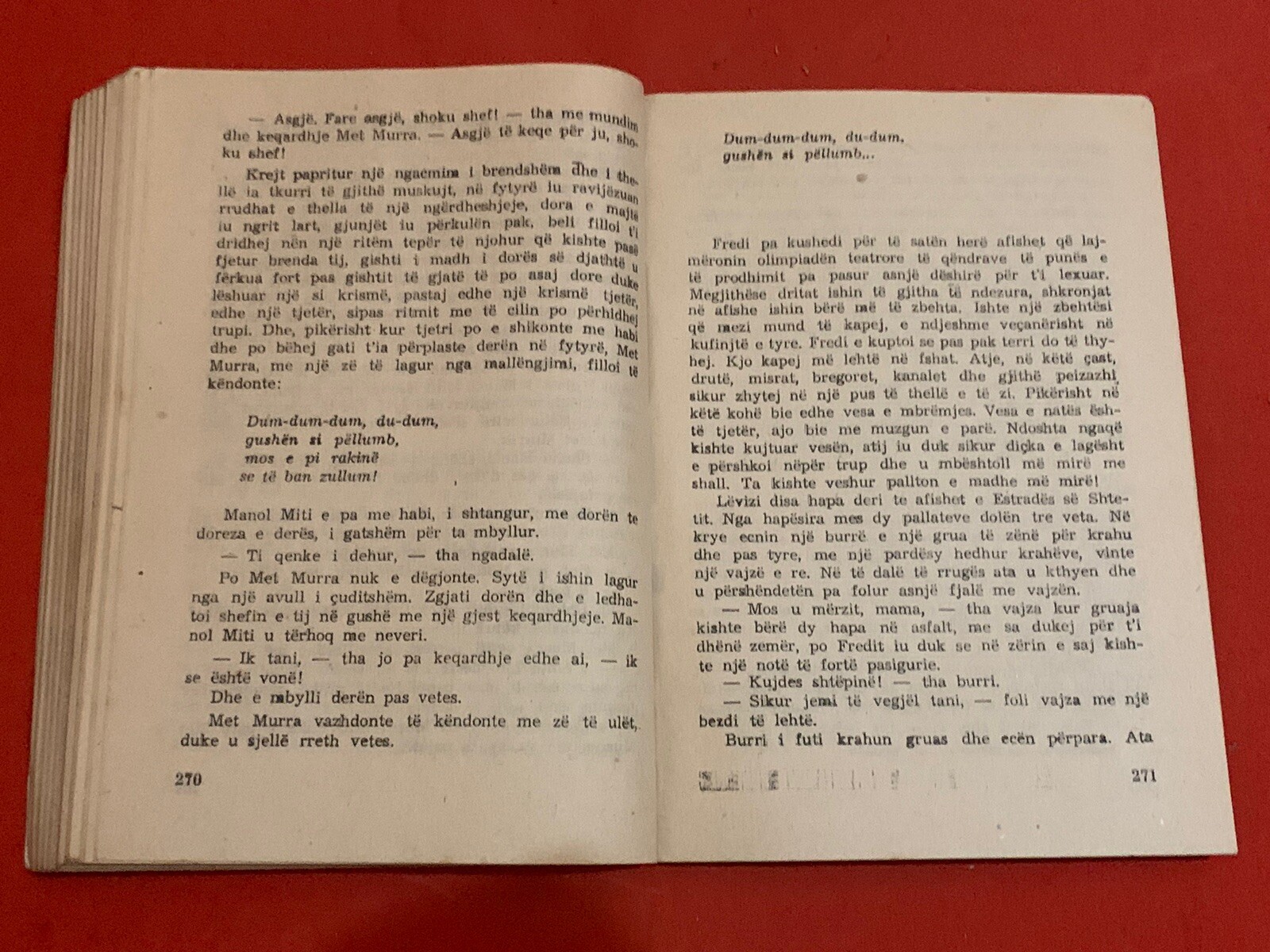 OLD ALBANIAN BOOK-NOVELE-DY KRONIKA PER NJE VRASJE-AGIM ISAKU-1991-283 pages