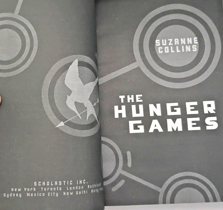 The Hunger Games Suzanne Collins Paperback YA Dystopian Fiction Like New 📚🏹