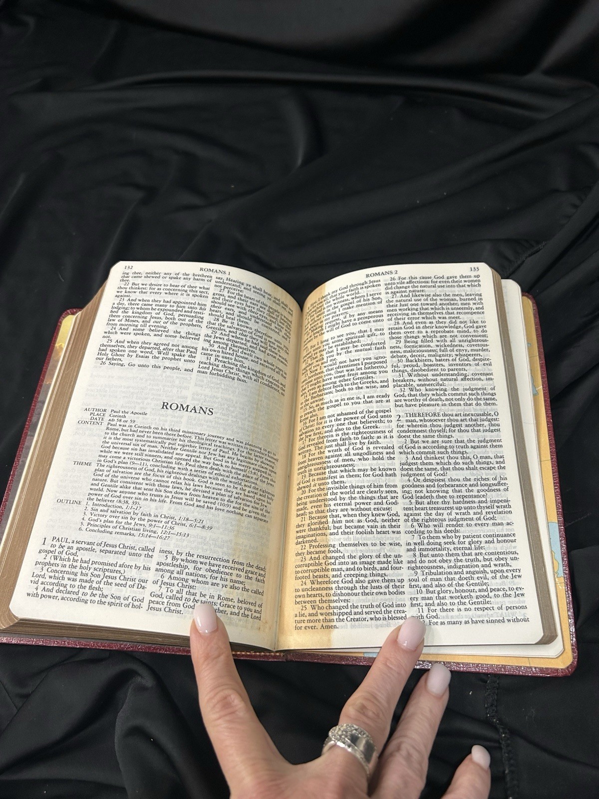 KJV HOLY BIBLE Gift Edition Tyndale Red Letter King James Version 2374-0 9/1981