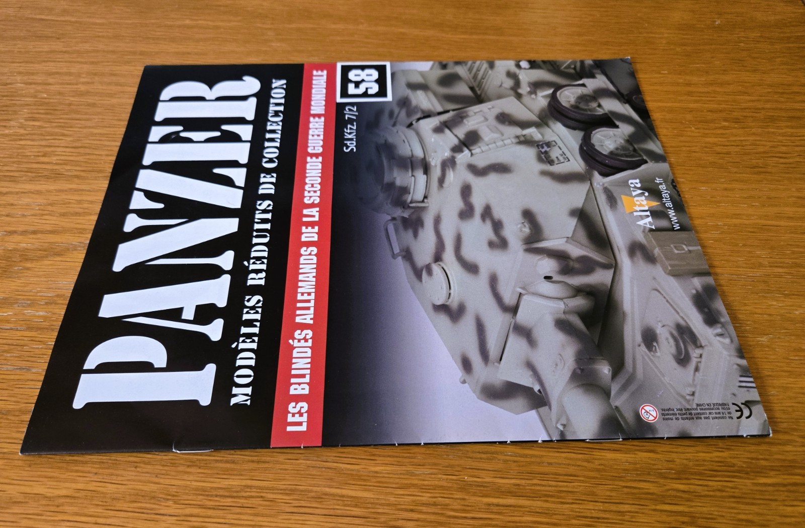 Panzer Collectible Scale Model 58: Sd.Kfz. 7/2 (French Language, 12 Pages)