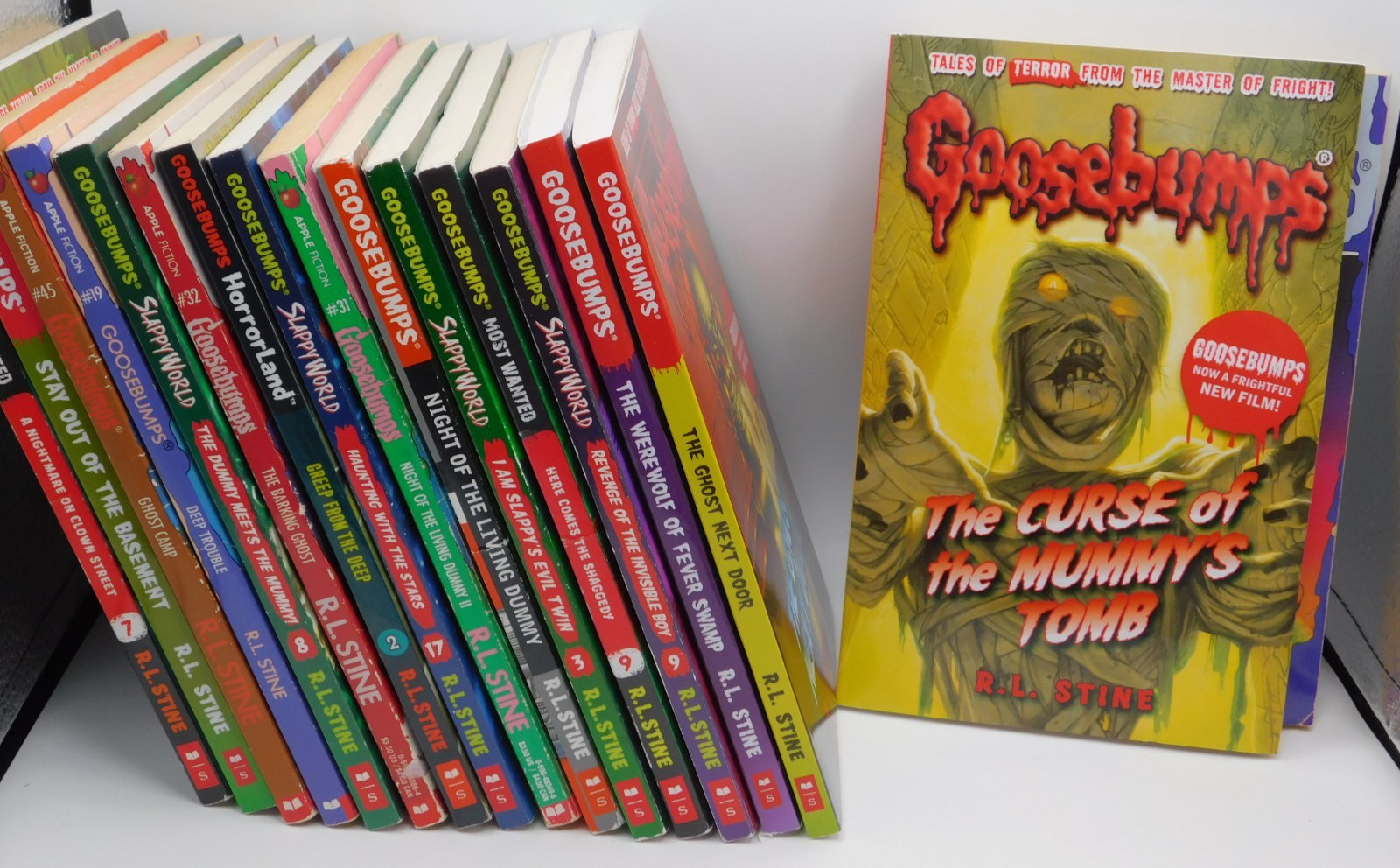 RL STINE LOT (16) Goosebumps Fear Street Just Beyond Graphic Novels (EF946)