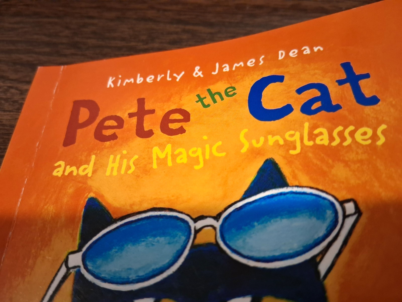PETE THE CAT AND HIS MAGIC SUNGLASSES BY KIM & JAMES DEAN, SOFT COVER, 34 PAGES