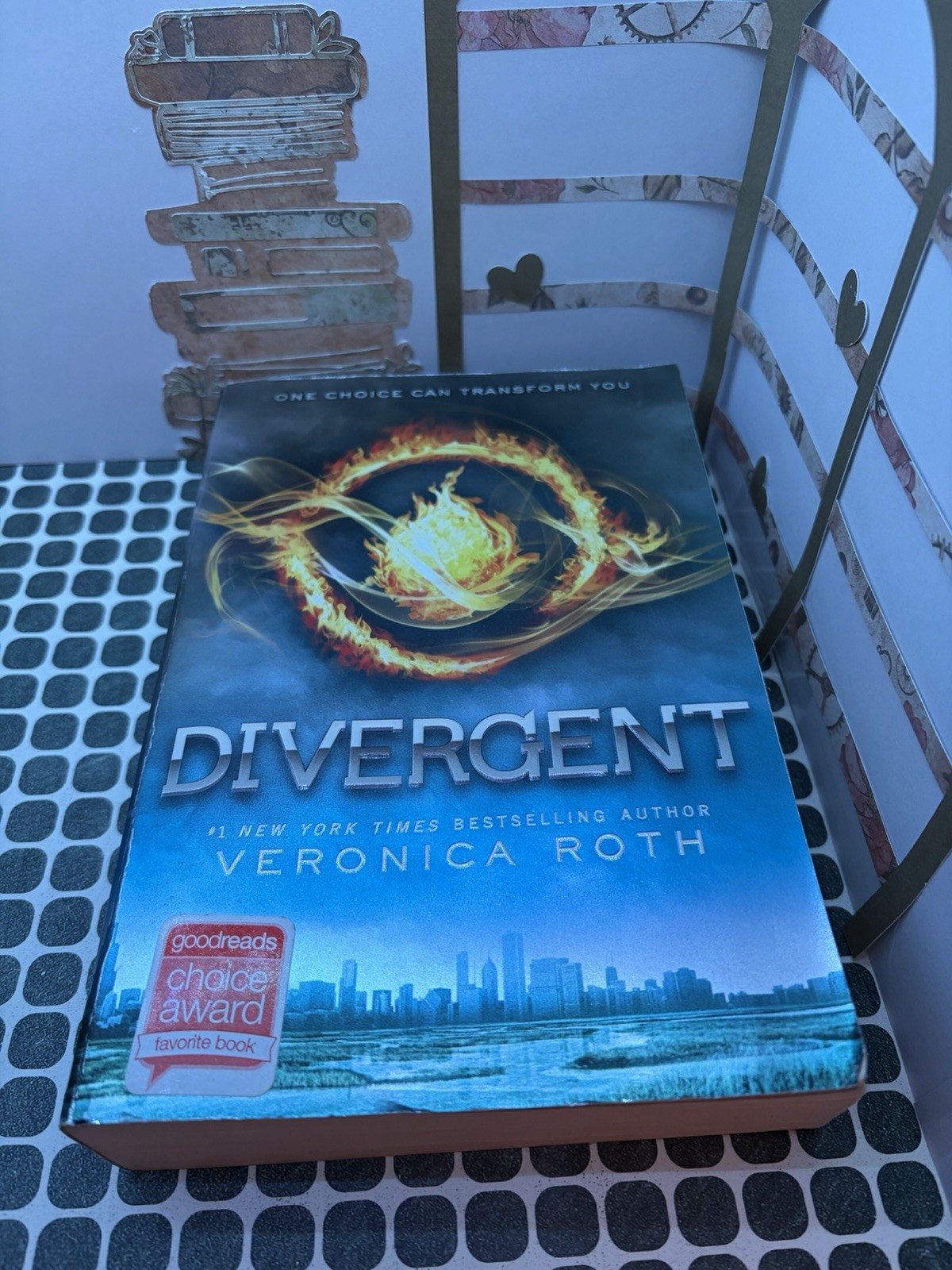 3 Young Adult Dystopian Fiction Paperback Books Veronica Roth, Kate, McMann