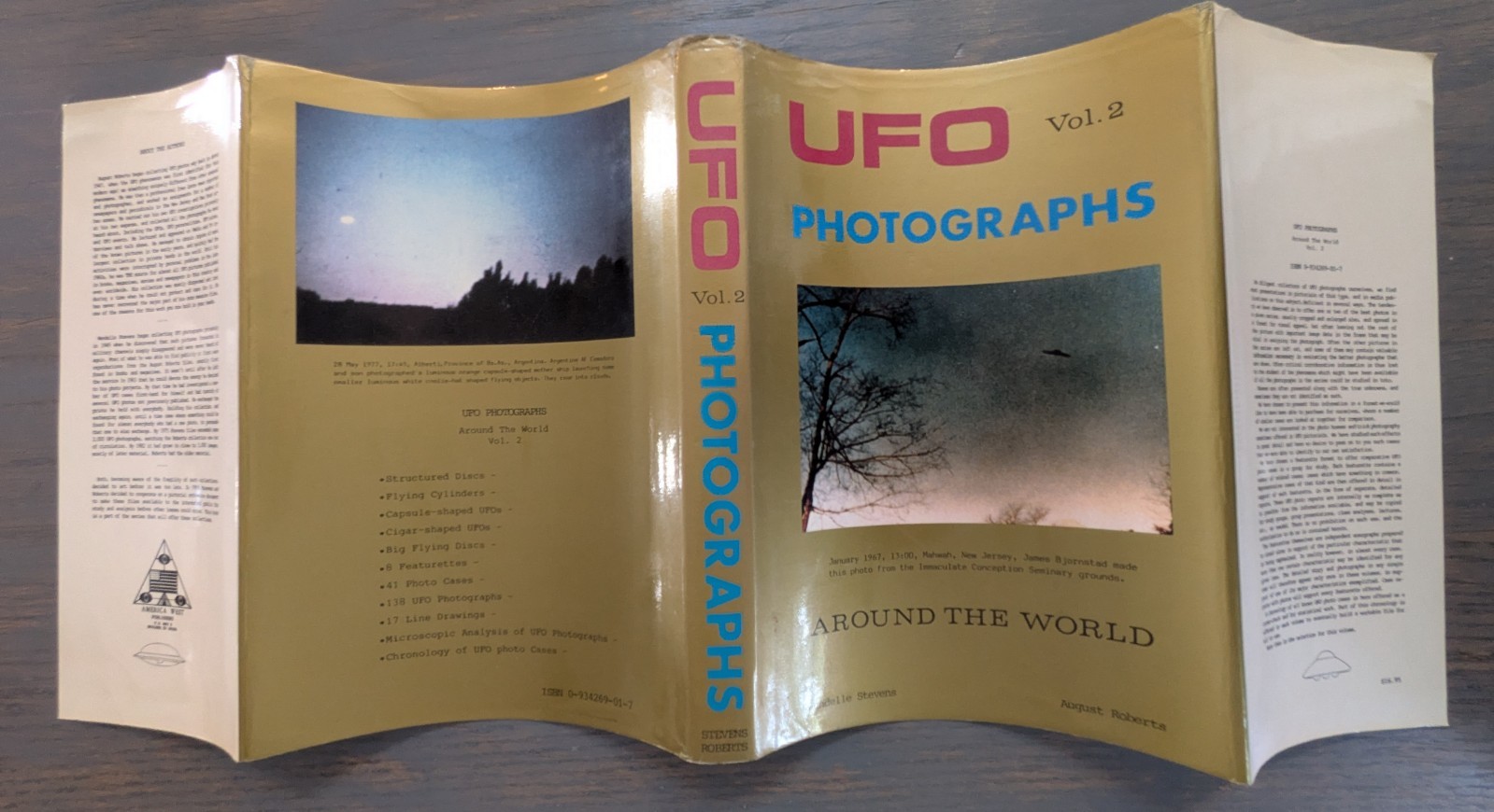 UFO PHOTOGRAPHS AROUND THE WORLD Vol. 2 Stevens • Roberts 1985 First Ed. HC DJ