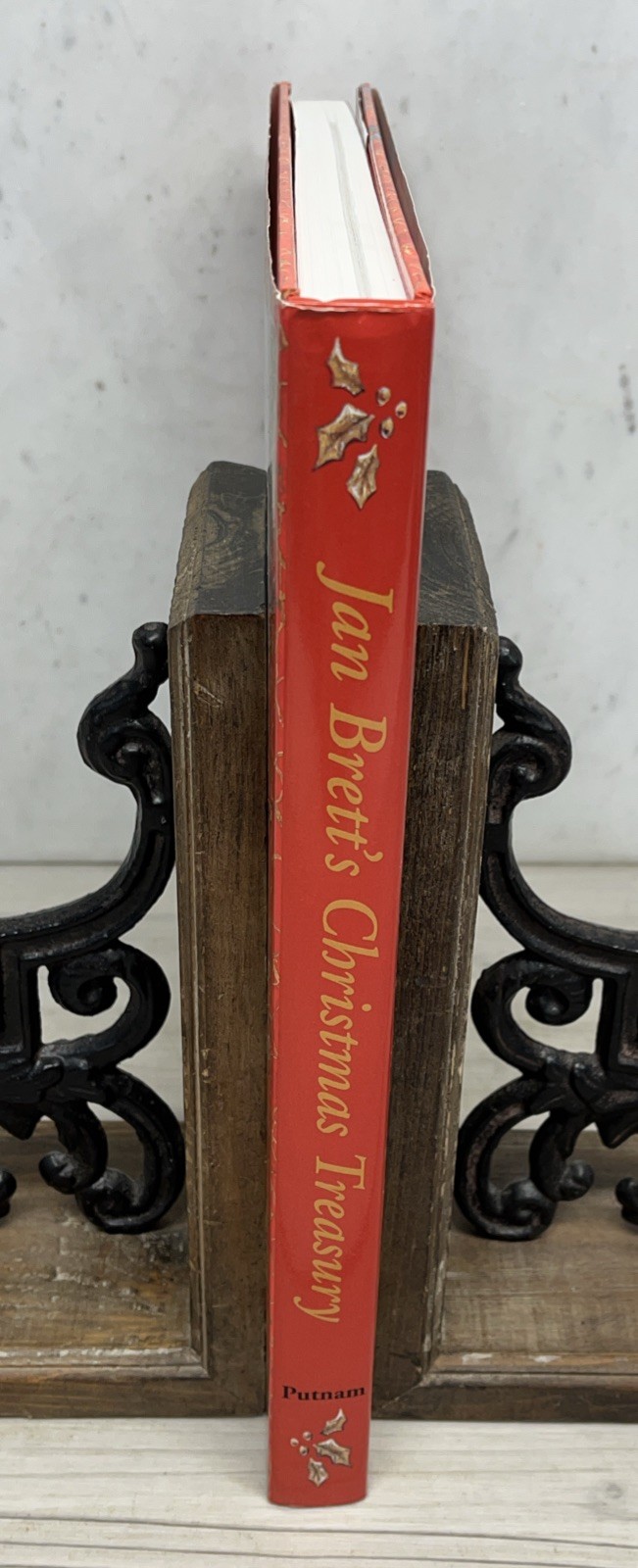 Jan Brett’s Christmas Treasury – Hardcover By Brett, Jan – VERY GOOD, HC/ DJ