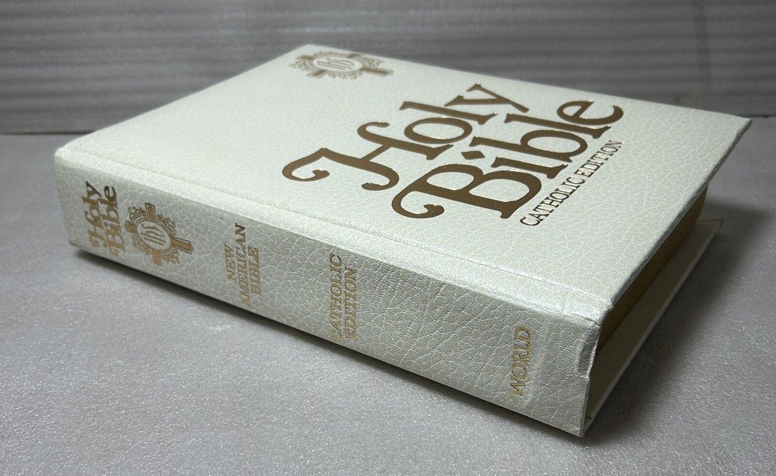 Holy Bible Catholic Family Edition 1995-96 World Catholic Press White, Heavy EUC